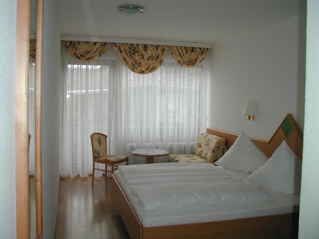 Hotel & Gaestehaus Krone Geiselwind Quarto foto