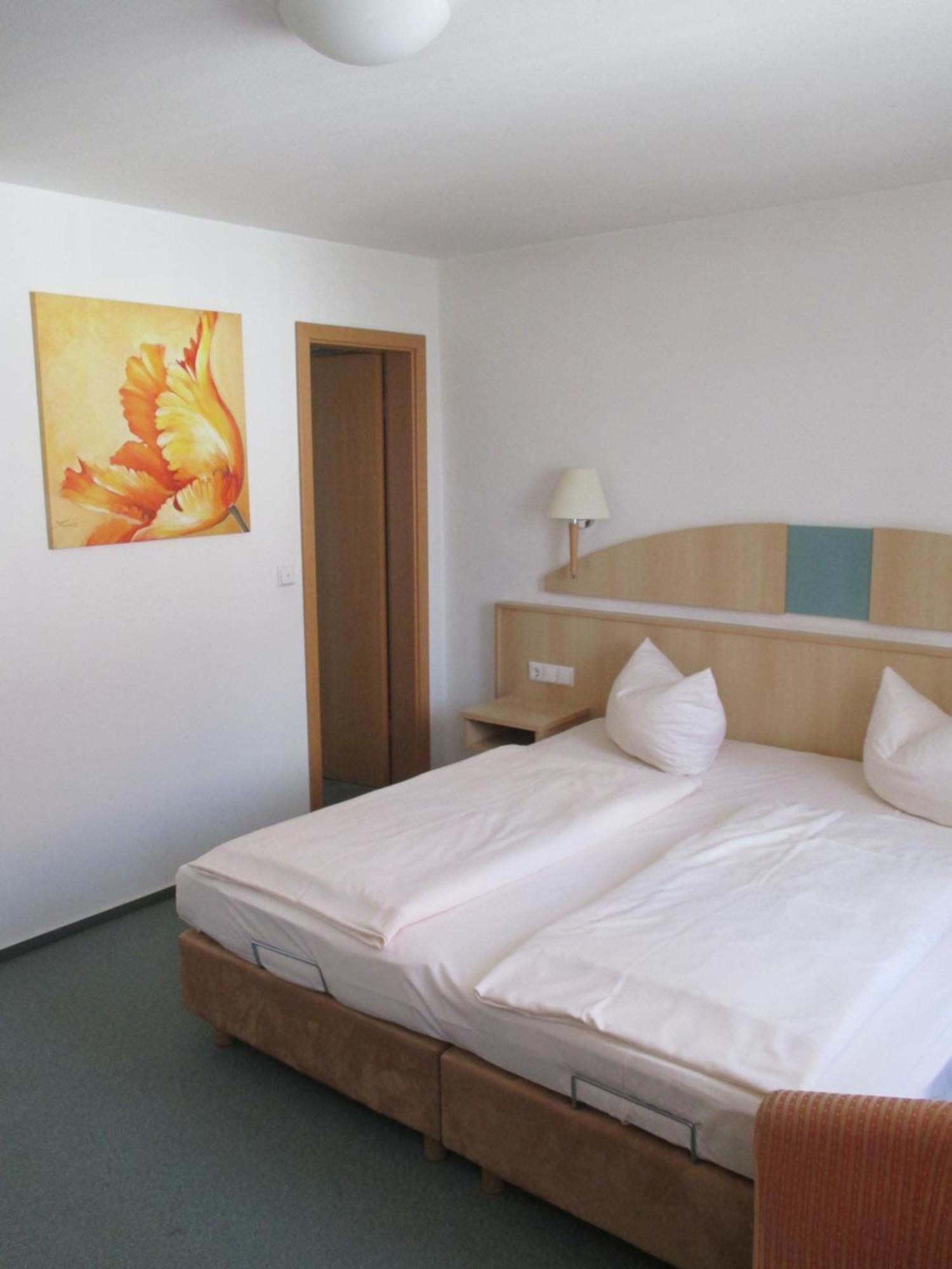 Hotel & Gaestehaus Krone Geiselwind Quarto foto